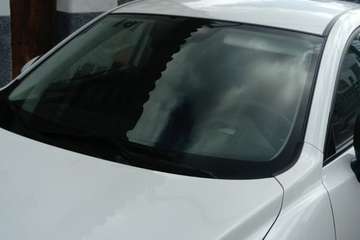 Los aparcamientos indebidos copan una vía de San Juan solo para coches oficiales y autorizados (Foto TA)